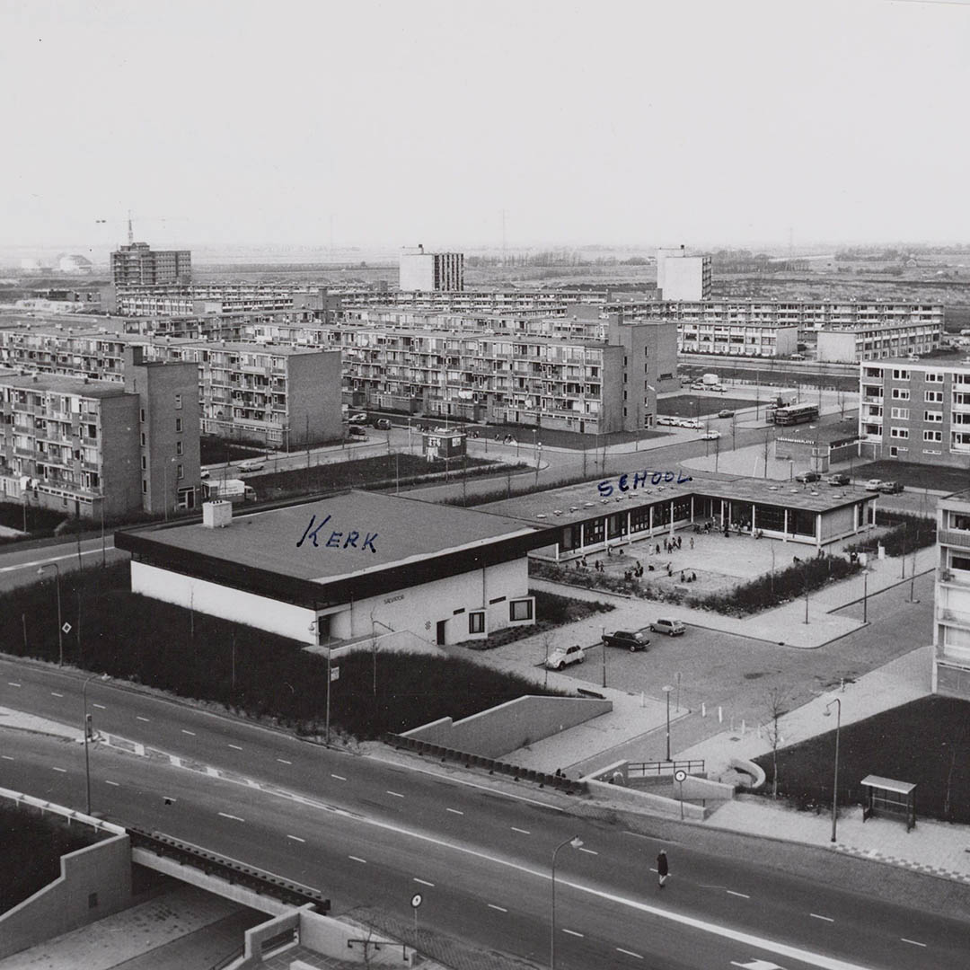 1 1975 ca J. Drijverweg, IJdoornlaan, vooraan rechts Spelderholt. Op voorgrond woningwetwoningen, kerk en school SAA 5293FO012403